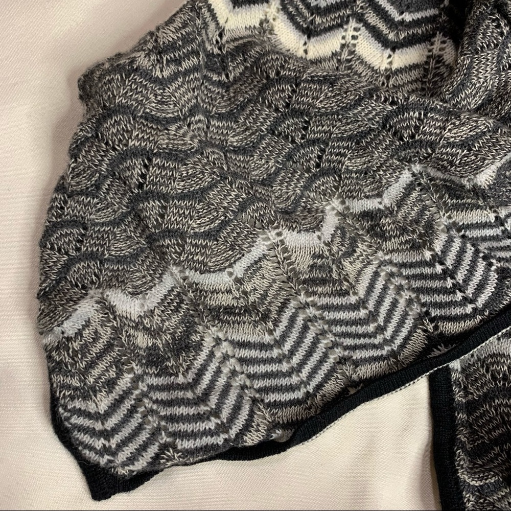 Beautiful New Cardigan by Jennifer Lopez - Picture 5 of 7